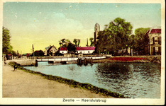 4381 PBKR1993 Ingekleurde prentbriefkaart van de Keersluisbrug, gezien vanaf de Willemskade in de richting van de stad. ...