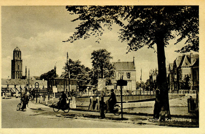 4382 PBKR1994 De Keersluisbrug, gezien vanaf de Willemskade in de richting van de Emmawijk. Links van de brug het ...