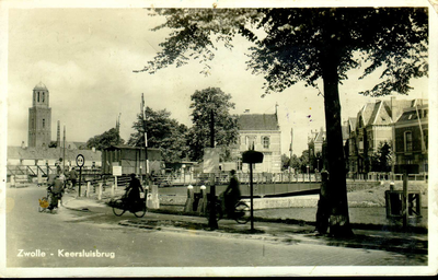 4383 PBKR1995 Gezicht op de Keersluisbrug vanaf de Willemskade in de richting van de stad. Rechts is de Emmawijk te ...