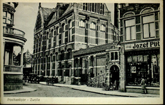 4393 PBKR2545 Gezicht vanaf de Oude Vismarkt op de Nieuwe Markt, ca. 1925. Links is het huis te zien van B. Niks, ...