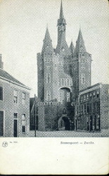 4437 PBKR3096 De Sassenpoort, gezien vanaf het Van Nahuysplein. De poort is in 1898 gerestaureerd en van een gotisch ...