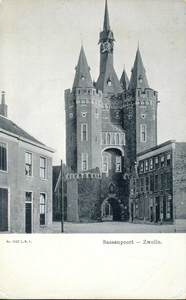 4438 PBKR3097 De Sassenpoort, gezien vanaf het Van Nahuysplein. De poort is in 1898 gerestaureerd en van een gotisch ...