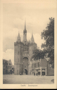 4441 PBKR3100 Van Nahuysplein 20-22 en Sassenpoort, ca. 1920. Links Koestraat 46 (nu apotheek De Sassenpoort)., 1920-00-00