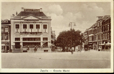 4561 PBKR1454 Grote Markt met rotonde met straatlantaarn, zonder verkeersborden, 1932-1933. Links: cafe restaurant De ...