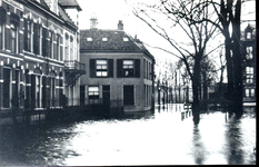 4580 PBKR2012 Gezicht op de zuidzijde van de Kerkstraat tijdens hoogwater, waarschijnlijk in december 1916. Vanaf links ...