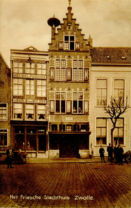 4622 PBKR2595 Gezicht op de panden Oude Vismarkt 11-13, ca. 1910. In het pand Oude Vismarkt 11 was de meubelfabriek van ...