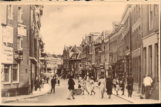 4635 PBKR2608 Gezicht vanaf de Grote Markt op de Oude Vismarkt, ca. 1935. Uiterst links is de zijgevel van Diezerstraat ...