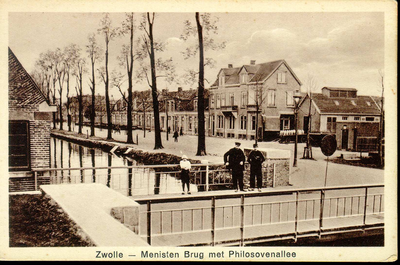 4647 PBKR0322 Menistenbrug over de Nieuwe Vecht ca. 1925, met op de achtergrond de zuivelfabriek Hoop Op Zegen ...