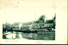 4665 PBKR0340 Buitenkant, ca. 1900 stadsgracht met binnenvaartschepen. Op de achtergrond toren van de RK ...