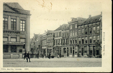 4715 PBKR1464 Grote Markt overgaand in de Melkmarkt, ca. 1900. Van links naar rechts: Melkmarkt 8: het Poolsch ...