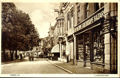 4925 PBKR2069 De Luttekestraat vanaf de hoek met de Voorstraat. Rechts op nr. 2 de Nieuwe Goedkoope Bazar van Van Oers. ...