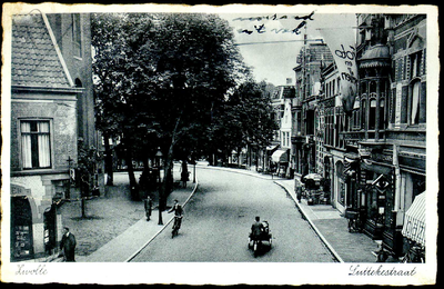 4929 PBKR2073 Bovenaanzicht van de Luttekestraat. Rechts het art nouveaupand op nr. 4 uit 1904, met de foto- en ...