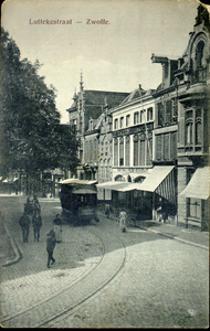 4953 PBKR2099 Het begin van de Luttekestraat vanaf de Voorstraat, met de paardentram. Op de tram maakt J. Zijlstra Hzn. ...