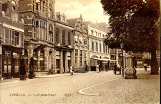 4958 PBKR2104 In het huis met de klokgevel uiterst links (Luttekestraat 18) was van 1878 tot 1890 de tapperij en ...