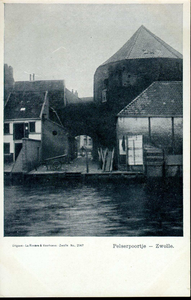 4976 PBKR2661 Gezicht op het Pelserpoortje en de Pelsertoren, ca. 1900, vanaf de Thorbeckegracht. De Pelsertoren vormde ...
