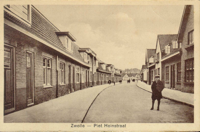 5156 PBKR2698 Gezicht in de Piet Heinstraat, ca. 1935 naar het noordwesten gezien. De Piet Heinstraat in de ...