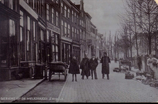 5160 PBKR2702 Melkmarkt gezien vanaf de Grote Markt richting Rodetorenplein, 1905-1915. In het midden huis met ...