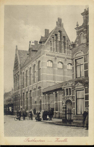 5161 PBKR2703 Het nieuwe postkantoor (geopend 1 september 1909) aan de Nieuwe Markt, gezien vanaf het Gasthuisplein ...