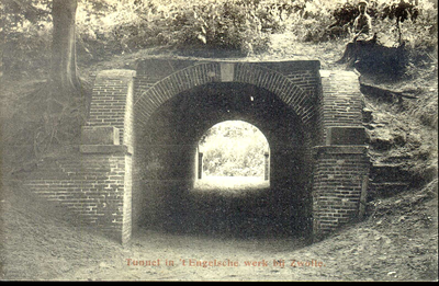 5215 PBKR0996 Oude kruittunnel of poterne, de doorgang in de voormalige vestingwerken aan de IJssel, ca. 1908. Na 1828 ...