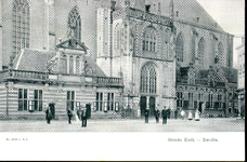5267 PBKR1583 Grote Markt 18 en 20: Grote Kerk met Hoofdwacht en portaal, ca. 1910. Op de voorgrond een aantal ...