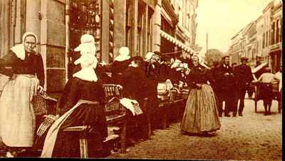 5288 PBKR2145 Gezicht op de zuidzijde van de Voorstraat, 1910. Hier werd op marktdagen de eiermarkt gehouden. Boerinnen ...