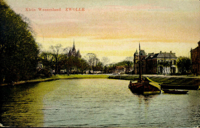 5370 PBKR0468 Ingekleurde prentbriefkaart van de stadsgracht met het Klein Wezenland (vanaf 1933 Burgemeester Van ...