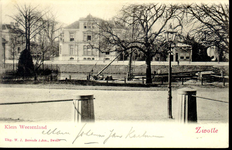 5544 PBKR0498 Klein Weezenland (vanaf 1933 Burgemeester van Roijenskingel), gezien over de stadsgracht, vanaf links een ...