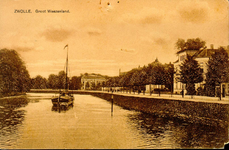 5551 PBKR0505 De stadsgracht met het Klein Wezenland (vanaf 1933 Burgemeester Van Roijensingel) met binnenvaartschip, ...