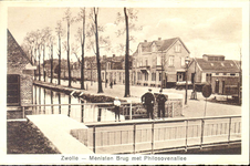 5574 PBKR1066 Gezicht op de Menistenbrug over de Nieuwe Vecht en de huizen van de Philosofenallee, ca. 1930. Het ...