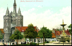 5576 PBKR1068 Sassenpoort met Van Nahuysplein en de fontein, ca. 1900. In 1892 opende Zwolle haar waterleidingnet. In ...