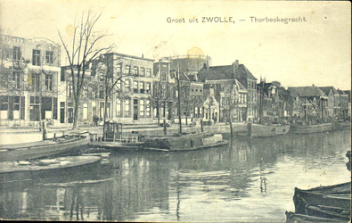 5581 PBKR1073 De Thorbeckegracht met binnenvaartschepen, gezien vanaf de Buitenkant, ca. 1925. Op de achtergrond de ...