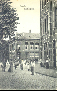 5590 PBKR1082 Gasthuisplein, rechts RK Gesticht van Liefde, ca. 1905. Op de achtergrond sigarenwinkel R. Zweers. Op de ...