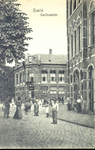 5590 PBKR1082 Gasthuisplein, rechts RK Gesticht van Liefde, ca. 1905. Op de achtergrond sigarenwinkel R. Zweers. Op de ...