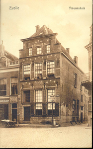 5661 PBKR2232 Gezicht op het Vrouwenhuis aan de Melkmarkt 53, rechts Korte Kamperstraat, ca. 1915. Het vrouwenhuis werd ...