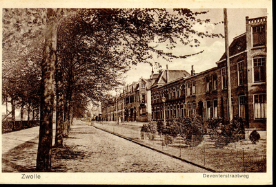 5740 PBKR0551 Deventerstraatweg ca. 1923-1925, gezien naar het westen. Ter weerszijde van de rijweg een bomenrij. Het ...