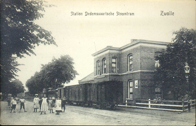 5823 PBKR2251 Station van de DSM (= Dedemsvaartsche Stoomtramweg Maatschappij), gebouwd in 1895. Het stond tegenover de ...