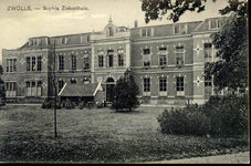 5857 PBKR2828 Rhijnvis Feithlaan, voorgevel van het oudste gedeelte van het voormalig Sophia Ziekenhuis, ca. 1930. Het ...