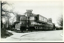 5878 PBKR2850 Rhijnvis Feithlaan, 1946-1950. Gevel van het Sophia Ziekenhuis met de nieuwbouw van 1935, overstekende ...
