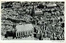 5911 PBKR0020 Luchtopname van de binnenstad, juni 1947, linksonder de Grote Kerk, middenboven de r.k. ...