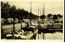 5926 PBKR0572 Diezerkade, gezicht op binnenvaartschepen langs de loswal van de Diezerkade, ca. 1920-1936. Het muurtje ...