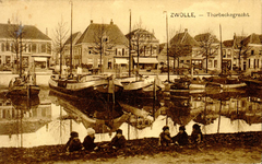 5929 PBKR0575 Diezerkade gezien vanaf plantsoen Badhuiswal in de richting van het Diezerplein, 1910-1920. Enkele ...