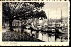 5932 PBKR0578 De Diezerkade met binnenvaartschepen, gezien vanaf het plantsoen van de Badhuiswal. De kaart is in 1941 ...