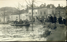 5945 PBKR0591 Hoog water op de Diezerkade, 14 januari 1916, gezien op de Thomas a Kempisstraat. Bij hoog water was de ...