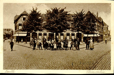 5950 PBKR0596 Gezicht op het Diezerplein vanuit het zuiden, ca. 1915. Een groep mensen poseert voor de fotograaf op de ...