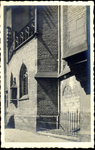 6003 PBKR1724 Grote Kerk, ca. 1935-1939.Zijaanzicht van de kerk aan de oostzijde, Korte Ademhalingsteeg, met lantaarn ...