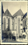 6007 PBKR1728 Gezicht vanuit de Sassenstraat op de oostzijde van de Grote Kerk ca. 1935-1939. Op straat bevinden zich ...