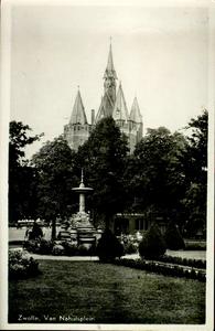 6058 PBKR2320 Het Van Nahuysplein met de fontein uit 1892, geschonken aan burgemeester Jhr. W.C.Th. van Nahuys in ...