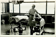 6060 PBKR2865 Rhijnvis Feithlaan, Sophia Ziekenhuis, interieur operatiekamer, ca. 1946-1947.Het gemeentelijk Sophia ...