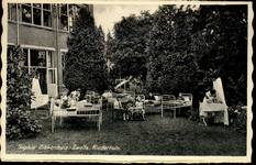 6061 PBKR2866 Rhijnvis Feitlaan, Sophia Ziekenhuis, ca. 1938. Kindertuin. Kinderen in bedden en wiegen in de tuin ...