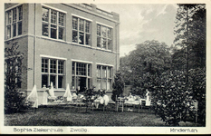 6062 PBKR2867 Rhijnvis Feithlaan, Sophia Ziekenhuis, ca. 1925. Verpleegsters en kinderen buiten in bedden en wiegjes in ...